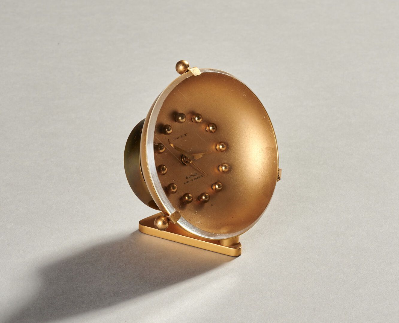Null Jean ETE

三角形底座上的圆形铜质闹钟。金色球体表示的时间。

约1950年

10 x 9 x 6厘米（小的氧化，表面有反射板划痕，运动受阻&hellip;