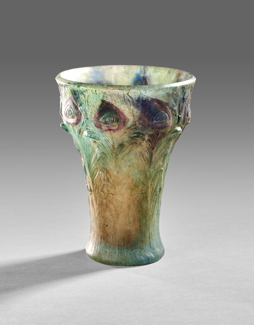 Null 弗朗索瓦-埃米尔-德昌蒙（François-Emile DECORCHEMONT） (1880-1971)

孔雀羽毛花瓶，玻璃浆。签有圆形印章。6份&hellip;