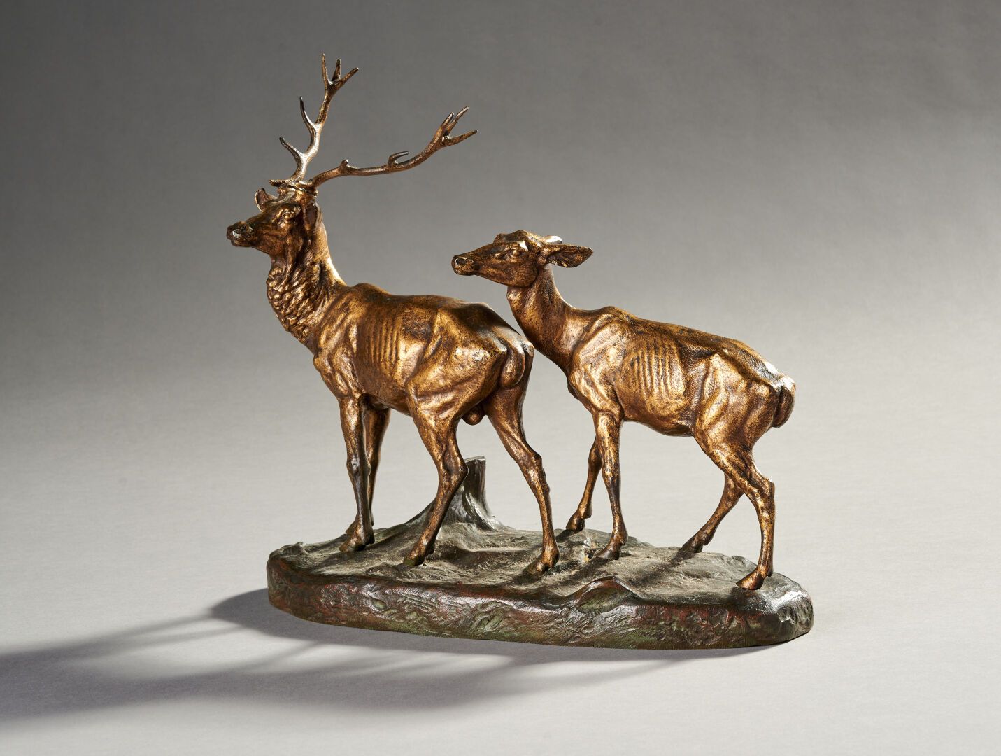 Null 阿尔弗雷德-杜布坎德 (1828-1894)

"雄鹿和雌鹿在树桩附近

带有金色和棕色铜锈的青铜器。签名。

30,5 x 31,5 x 12 厘米
