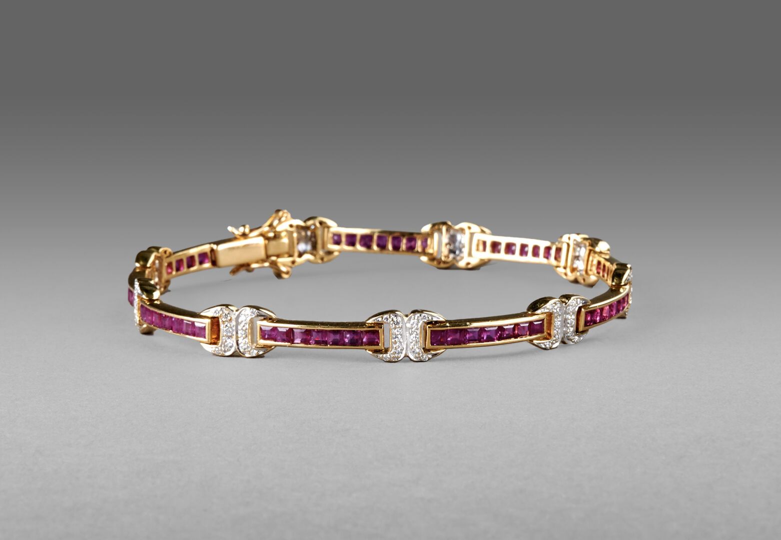 Null 18K黄金珠宝手镯，线性链节镶嵌校准的红宝石，与背靠背的双C链节交替镶嵌钻石。

在20世纪90年代按订单生产。

长度：18.5厘米

宽度：0.6&hellip;