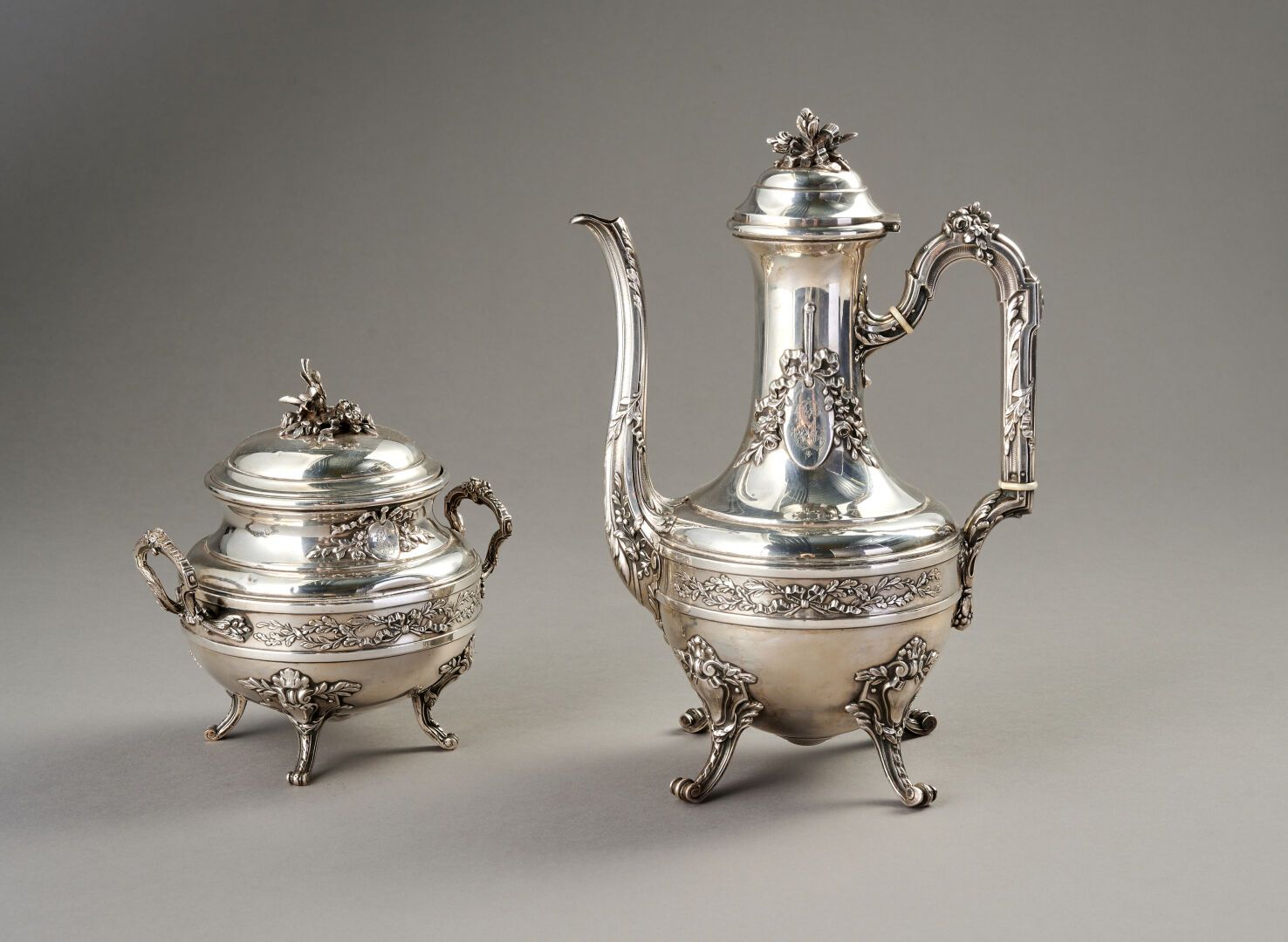 Null BOIVIN Victor

Silver coffee pot and sugar bowl decorated with knotted garl&hellip;