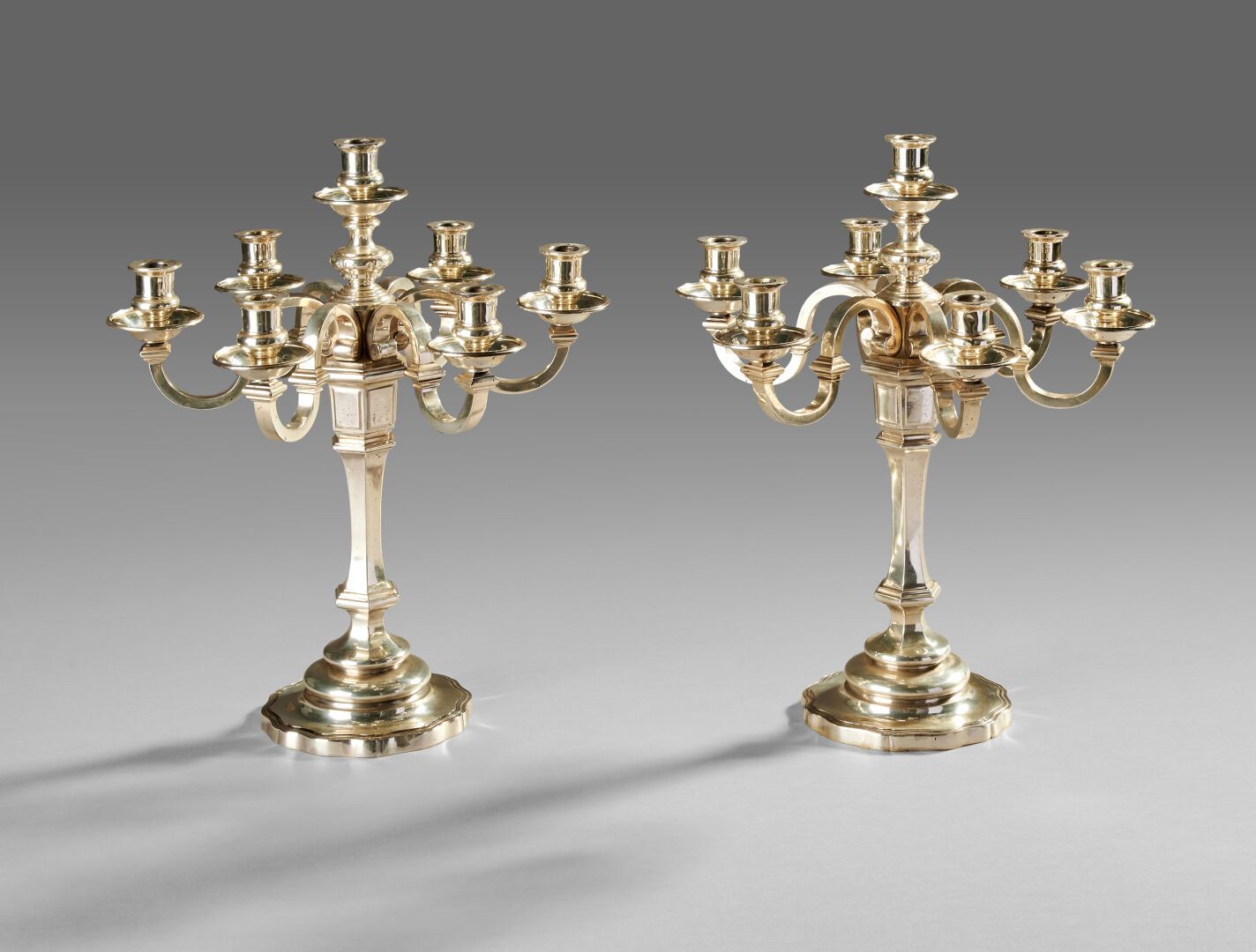 Null HENIN & Cie

Pair of candelabras with 6 lights and 1 central one in moulded&hellip;