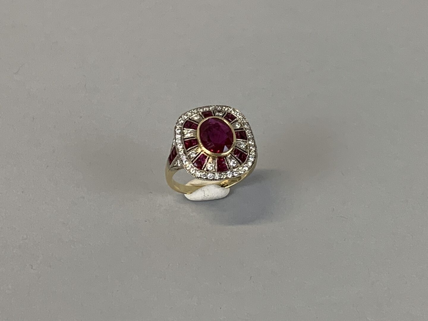 Null 白金和黄金戒指，镶嵌着钻石和校准的红宝石，中央的红宝石采用封闭式镶嵌。

重量：6,1克