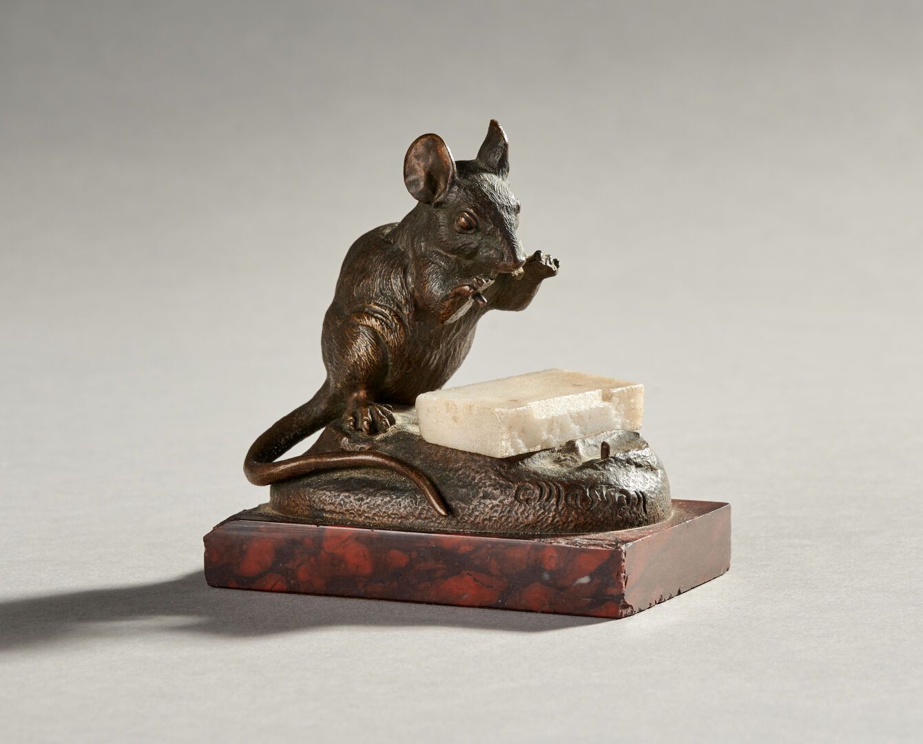 Null 克洛维-埃德蒙-马松(1838-1913)

"老鼠与一块奶酪"。

樱桃红大理石底座上的青铜器

(缺失，碎片)