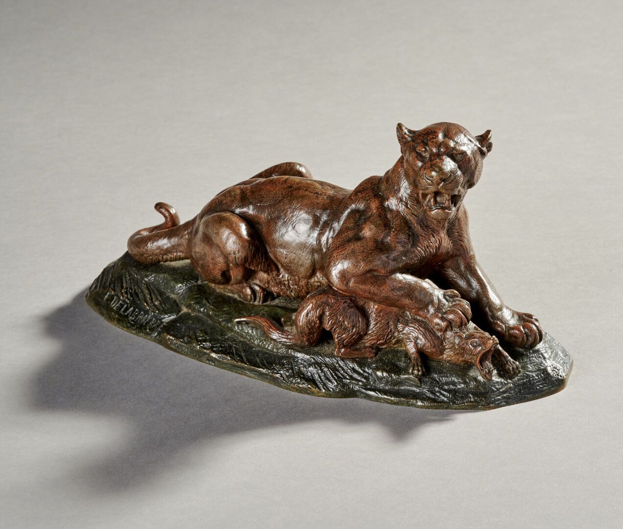 Null 爱德华-保罗-德拉布利埃(1829-1912)

"母狮猎杀水獭"。

青铜，有阴影的棕色铜锈。签名

16 x 31 x 12,5 cm