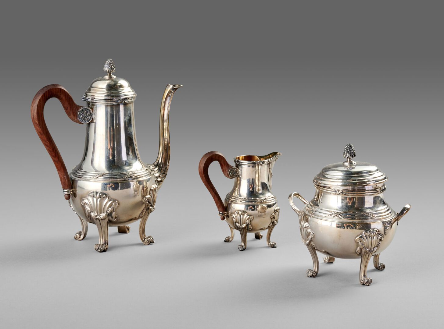Null 路易十六风格的银质茶具，带丝带蝴蝶结和红木手柄。内部装饰有vermeil。

它包括：一个茶壶（26 x 23 x 12厘米），一个牛奶壶（13.5 &hellip;