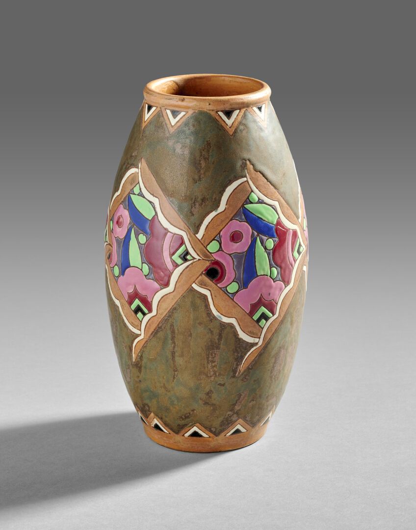 Null KERAMIS

炻器卵圆形花瓶，有几何花纹装饰。

签名：Kéramis 比利时制造，装饰D1449。

高度：28厘米
