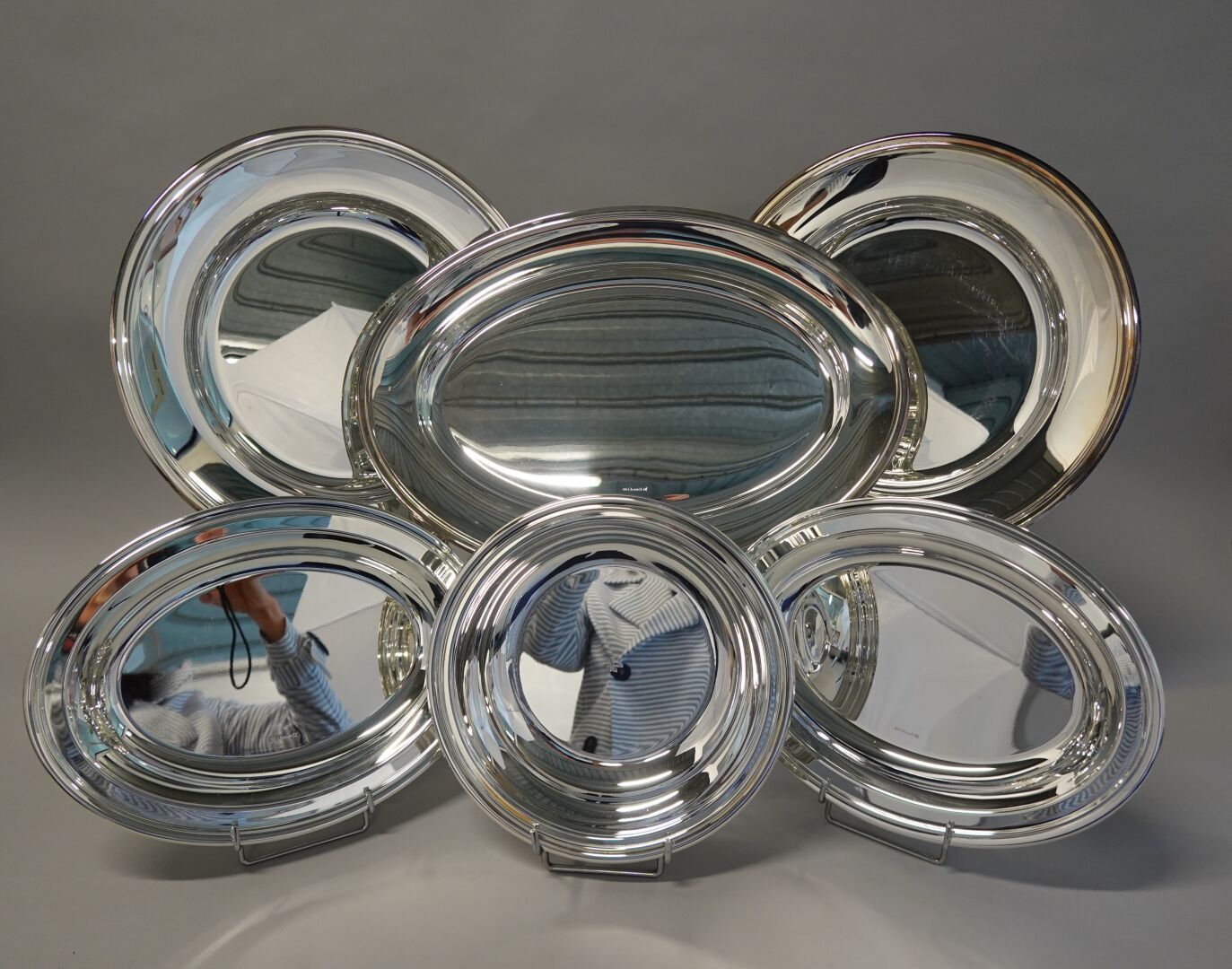 Null CHRISTOFLE - 一套6个几乎全新的镀银餐具，包括:

2个直径为35厘米的圆盘

1个椭圆盘44.5 x 31厘米

2个31 x 24厘米&hellip;
