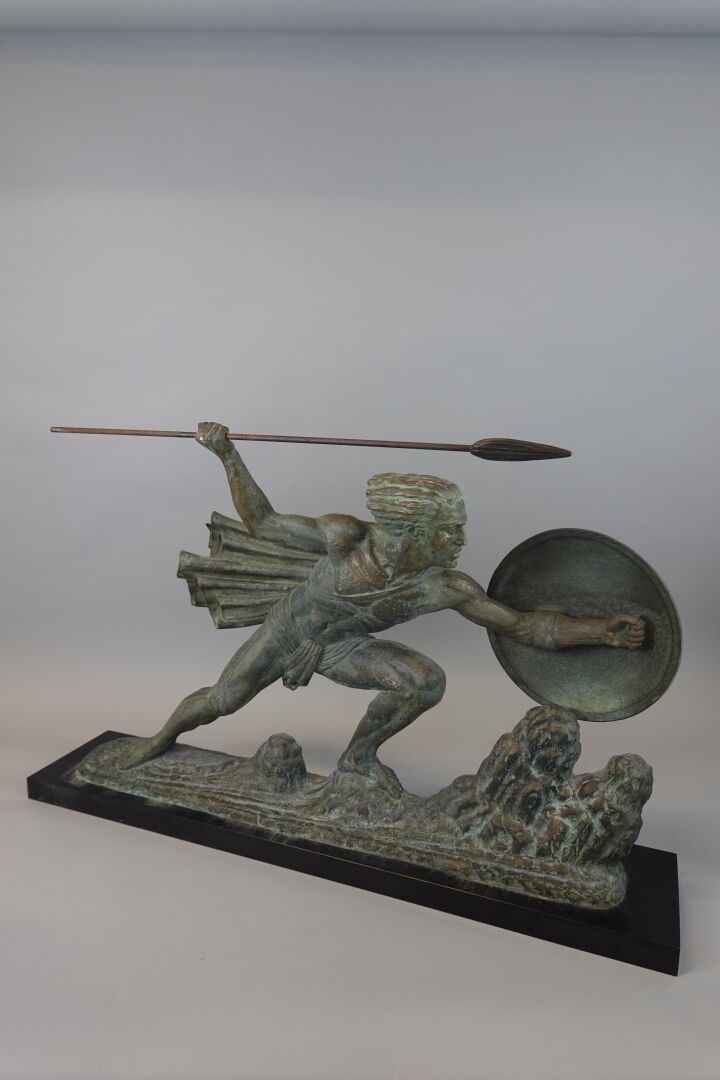 Null 装饰艺术作品

"手持盾牌和长矛的古代战士

重要的主题是在黑色大理石底座上的绿色铜锈雷古拉。

51 x 80 x 16 厘米

(氧化，大理石底座&hellip;