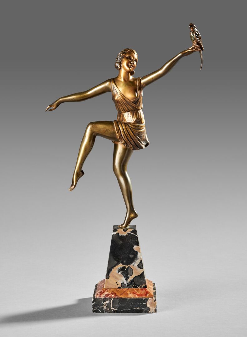Null 约1930年的作品

"带着鹦鹉的舞者"。

在金字塔形的大理石底座上的青铜，有阴影的棕色铜锈。

不带底座的高度：41厘米

总高度：57厘米

(&hellip;