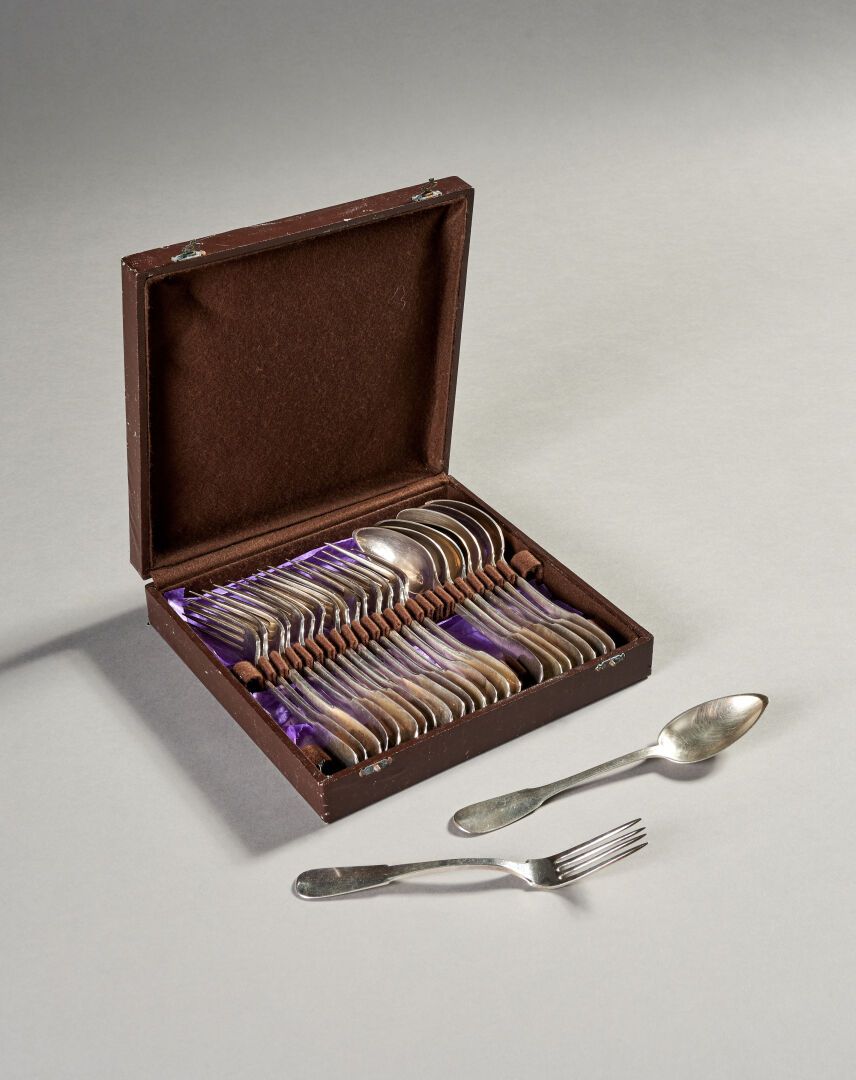 Null 一套18和19世纪的银质餐具，包括16把叉子（2把用过）和8把勺子。

重量：净重1380克

(补货)
