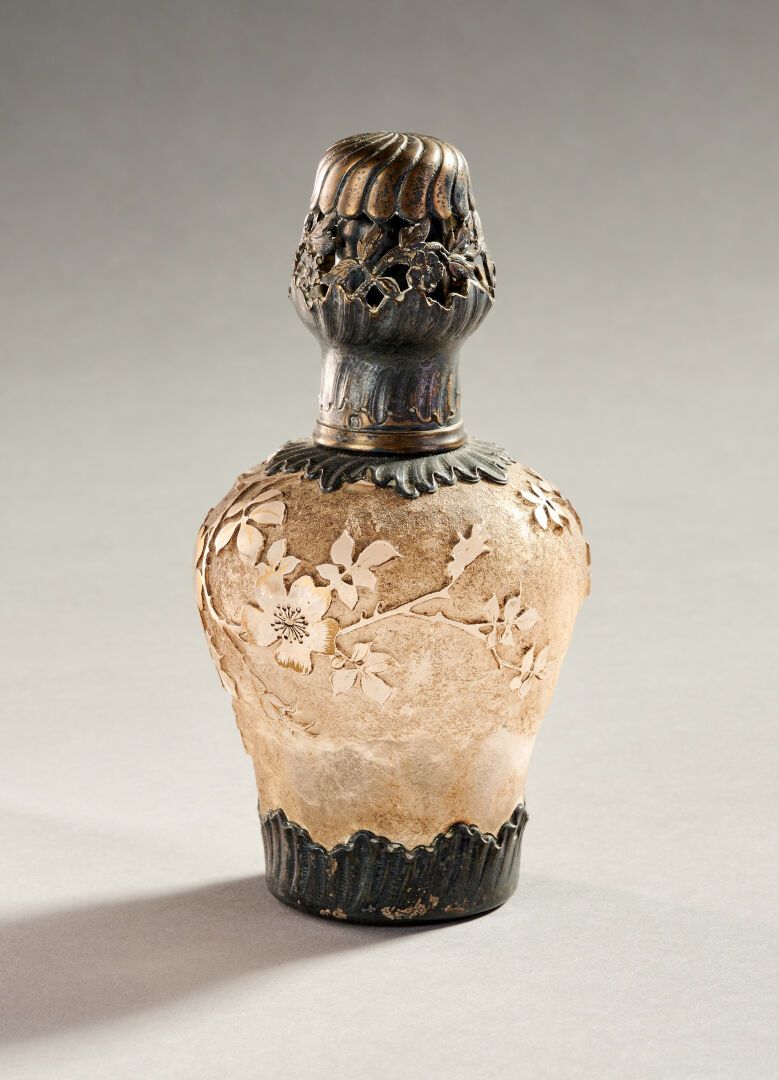 Null 道姆-南希

吹制的玻璃瓶，有酸蚀的花朵装饰和金色的亮点。银色塞子和支架。

底座下的镀金签名被部分抹去。

高度：18厘米