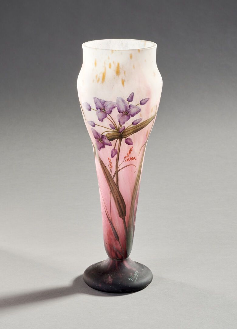 Null MADO

大型吹制玻璃花瓶，底座上有紫色花朵的珐琅装饰。在装饰中签名。

高度：37厘米