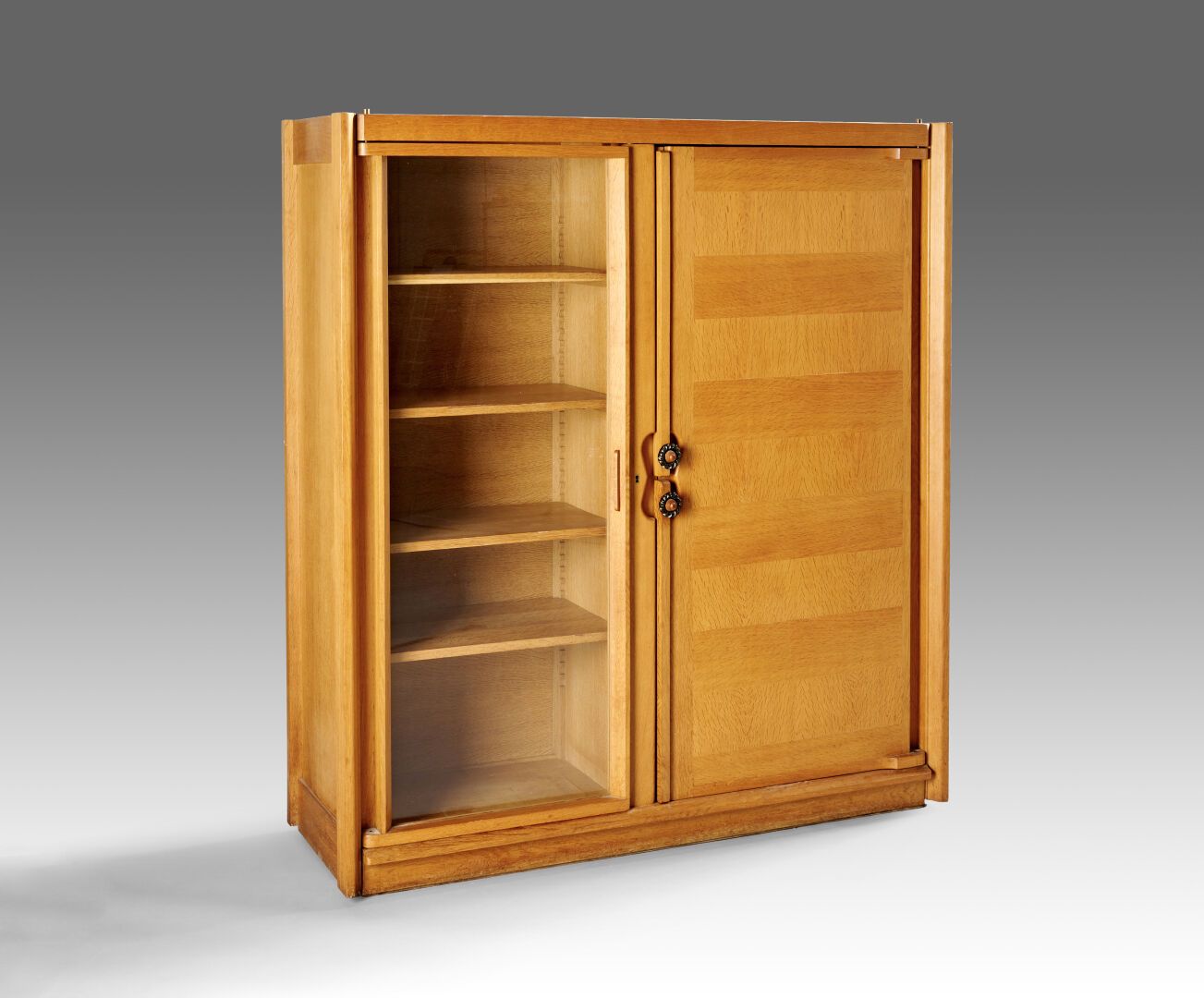 Null 罗伯特-吉耶尔梅（1913-1990）和雅克-尚布隆（1914-2001）--"Votre Maison "版

浅色橡木书柜，有一扇玻璃门和一扇实心&hellip;