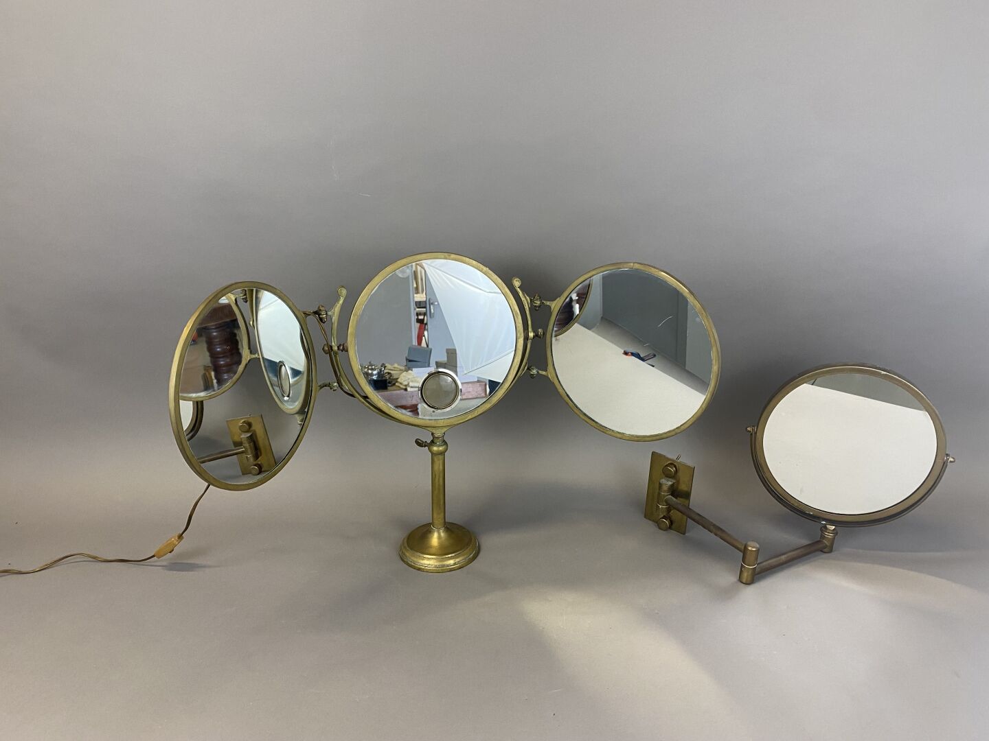 Null Mirophar BROT (20岁)

黄铜和玻璃的三联镜。

制造商的板材。

高度：45厘米（氧化）。

墙上挂着一面可调节的镜子。