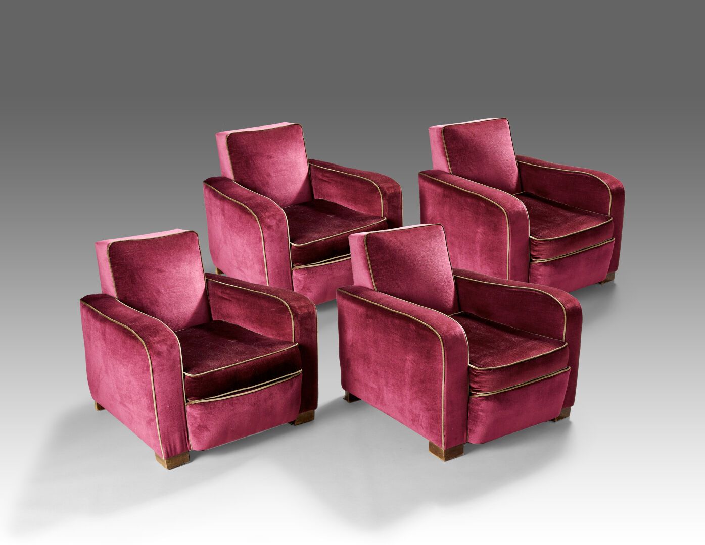 Null 一套4把俱乐部椅，有平背和扶手。紫色天鹅绒内饰，棕色辫子。

装饰艺术时期。

74 x 80 x 90厘米

一只脚上有小缺口。