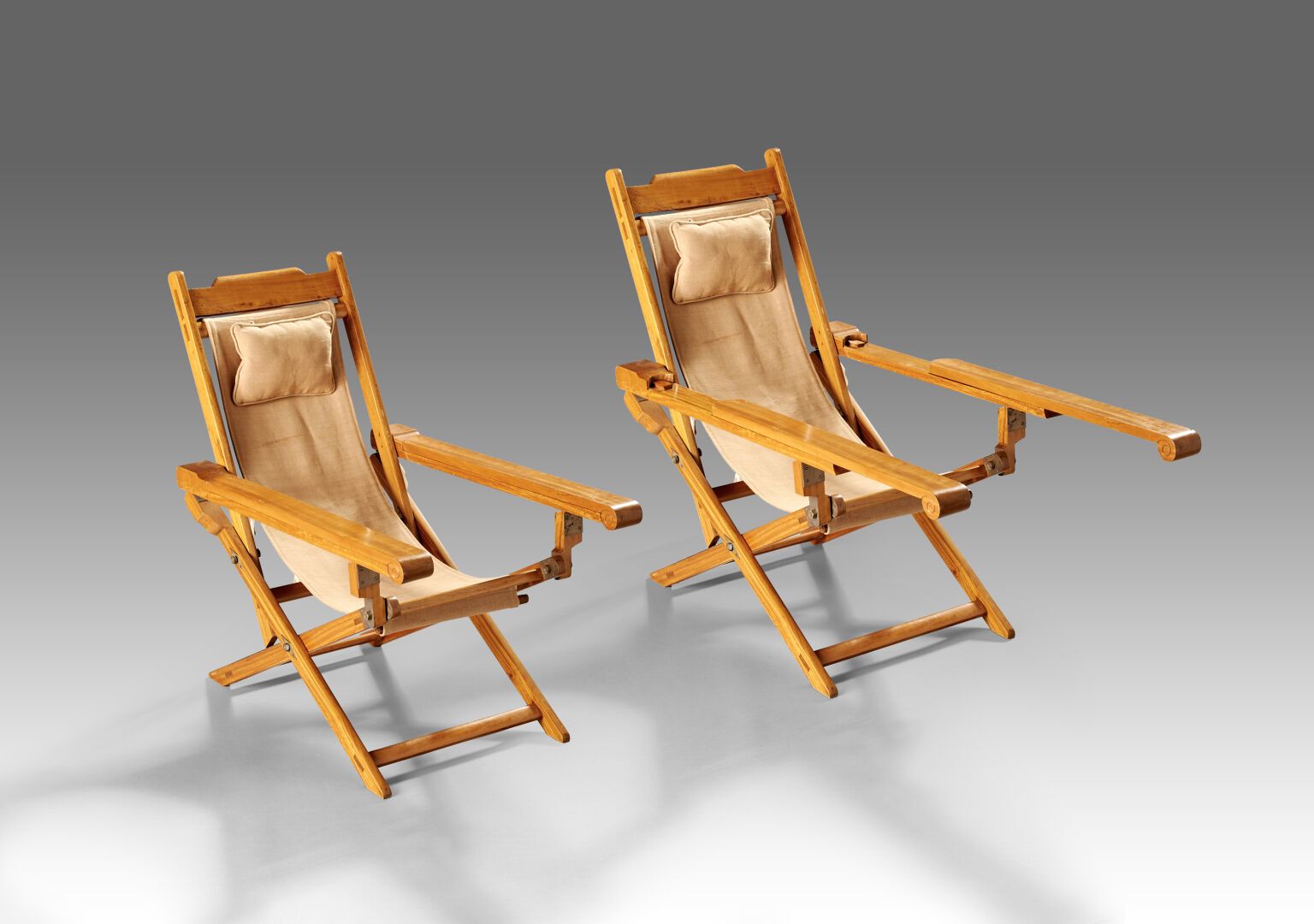 Null 一对实心枫木的折叠式躺椅，带滑动臂和黄铜紧固件。

约1925年。

出处：英国远洋轮船。

后来的织物。

91 x 59,5 x 88,5 cm &hellip;