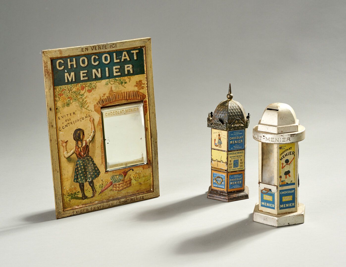 Null 巧克力麦尼尔

两个亭子形状的小猪存钱罐。

法国，约1930年。

高度：27厘米

锈蚀和磨损。