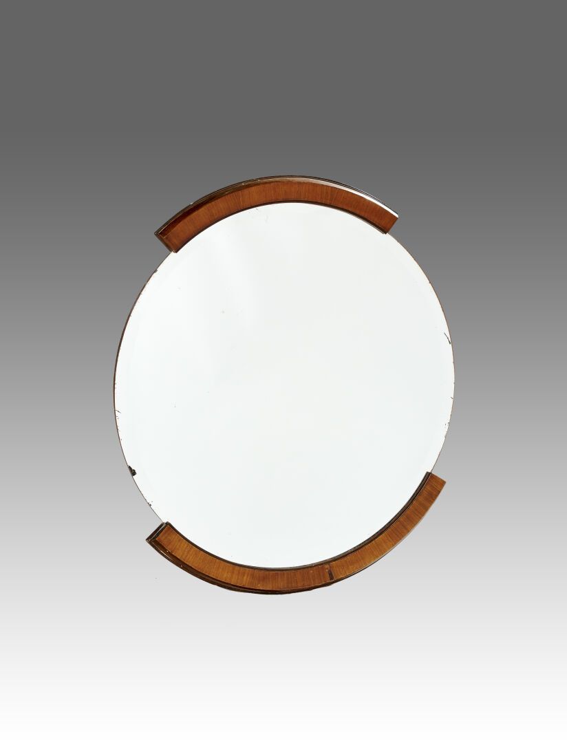 Null 儒勒-勒鲁的风格

桃花心木饰面和斜面玻璃圆镜

约1930年

镜子直径：95厘米

107 x 95 cm

缺少单板，氧化。