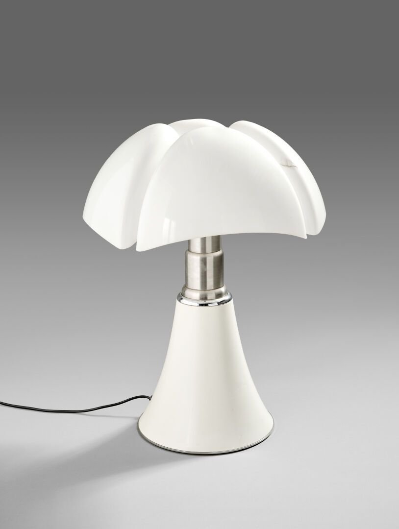 Null Gae AULENTI (1927-2012)和Martinelli Luce

Pipistrello "台灯，白色漆面的底座和钢，白色甲基丙烯酸酯&hellip;