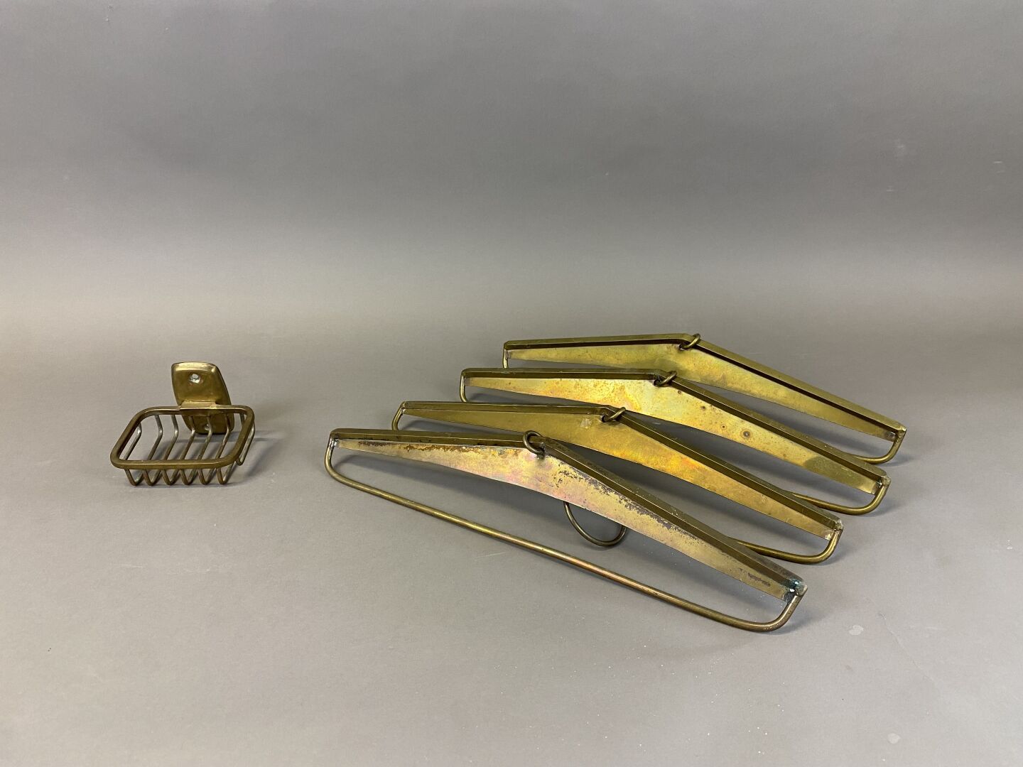Null Four brass boat hangers and brass soap dish.

20th century

Length : 40 cm