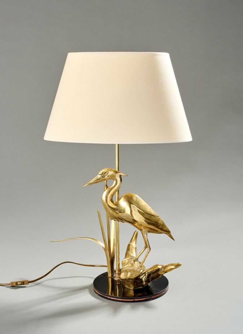Null 意大利 约1950年

鎏金金属和熏黑木的 "苍鹭 "台灯。

高度：47厘米

总高度：70厘米

(佩戴在底座和灯罩上)