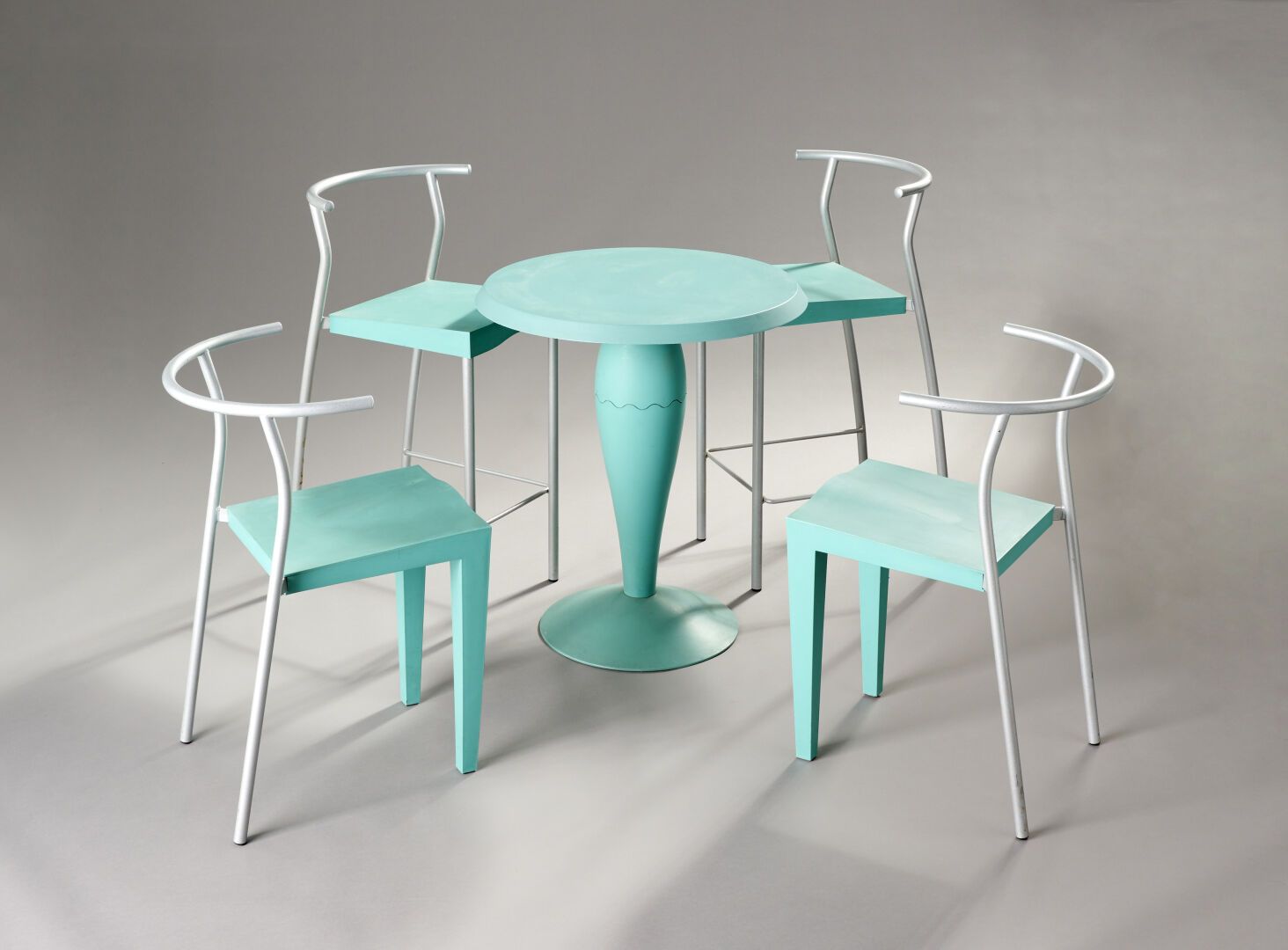 Null Philippe STARCK (1949) - Kartell

桌子，2把椅子和2个彩色塑料的酒吧凳子。

Globe博士和Hi Globe模型。&hellip;