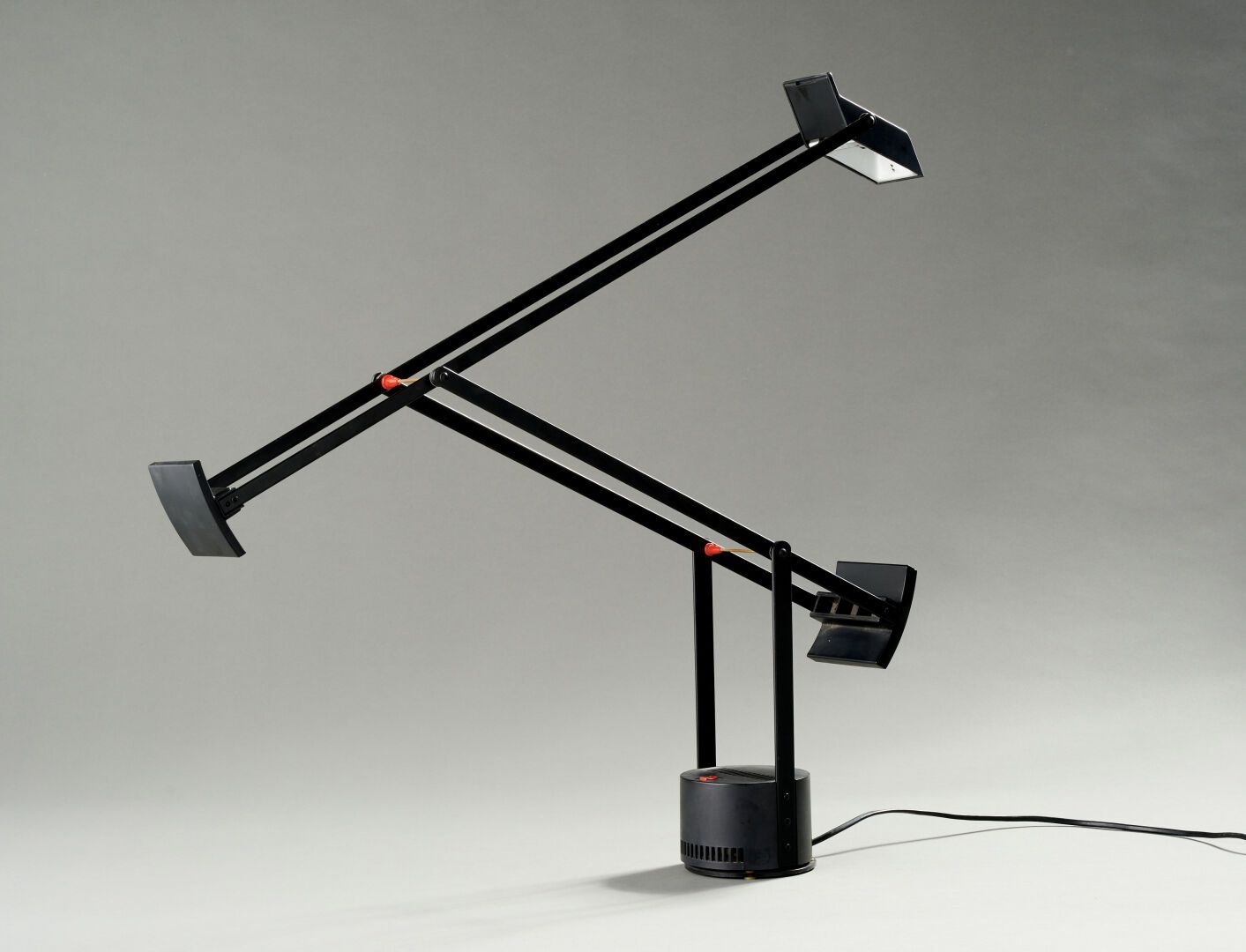 Null 理查德-萨伯-阿特米德

TIZIO 35 黑色漆面金属台灯。

意大利约1990年

高度：95厘米