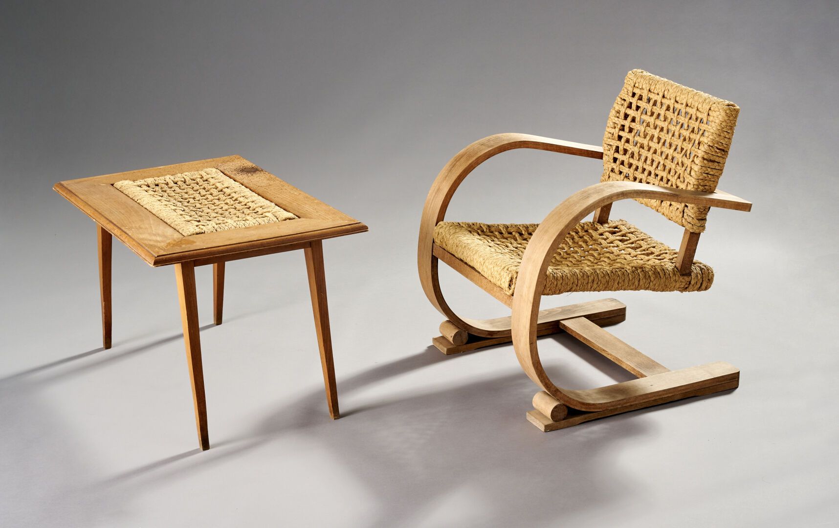 Null AUDOUX et MINET - Edition VIBO

榉木和麻绳扶手椅，带圆形U型扶手。扁平的直角形底座，有球体。

约1950年。

73&hellip;