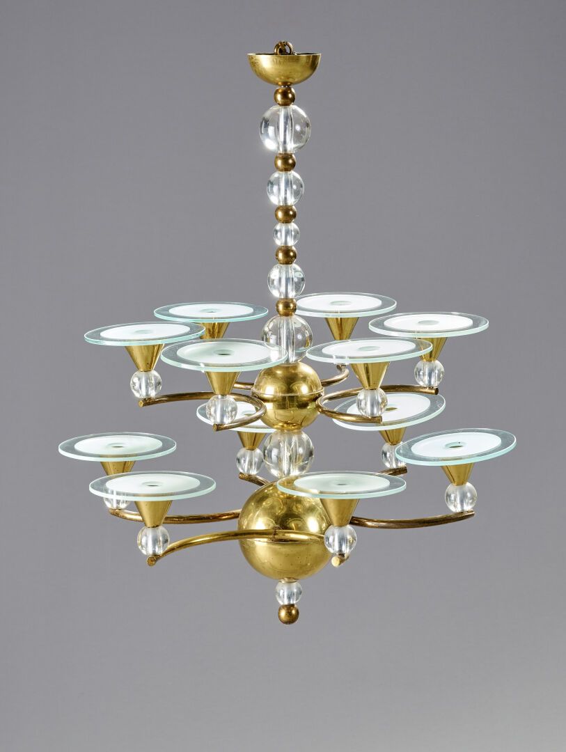 Null 雅克-阿德内，归功于 
黄铜吊灯和无色玻璃球，两层12个灯臂。
不带链的高度：78厘米
直径：52厘米
折叠，1个玻璃球损坏，氧化。
在拖欠SAS S&hellip;