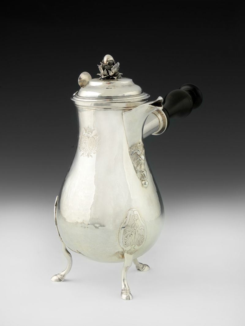 Null 银色的咖啡壶。南希1778-1782年。金匠大师：克里斯托夫-奥贝尔坦，1740年获得。 呈柱状，由三条凸脚支撑，末端为鹿蹄，形成一个圆形的附件，在阿&hellip;