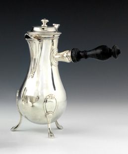 Null Silberne dreibeinige Kaffeekanne. Paris 1798-1809. Balusterförmig, steht er&hellip;