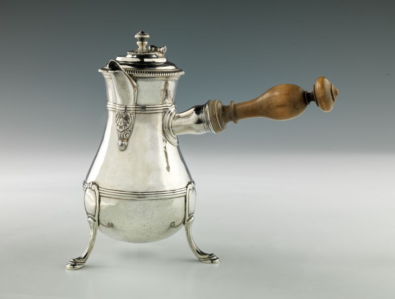 Null 银色的三脚架咖啡壶。巴黎 1737-1738年 金匠大师，部分可辨。 栏杆形状，它靠在三只脚上，上面有模制的附件。车身被两个圆角模子所强调。有盖的壶嘴&hellip;