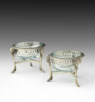 Null Pair of silver round salerons. Paris, 1798-1809. Tripod model with rams' he&hellip;