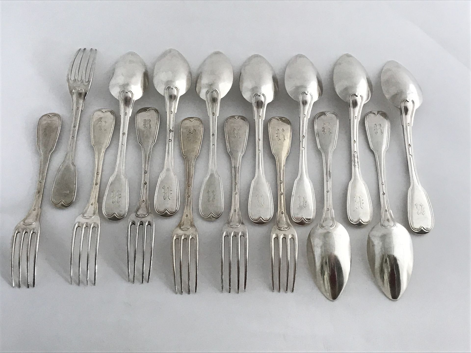 Null 一套七件的银质餐具。波尔多1819-1838年Filet图案，刻有哥特式首字母R。重量：1400克。
