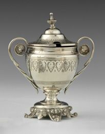Null Vaso di senape in argento. Fine del XIX secolo. Di forma ovoidale, poggia s&hellip;