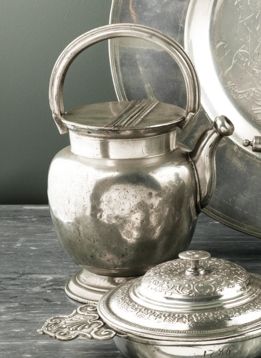 Null 里昂。锡制牛奶壶。17世纪末-18世纪初。 盘状，有一个阶梯状的基座和一个半圆形的铰链盖。它配备了一个固定的垂直把手和一个弯曲的出水口。安托万二世-莫&hellip;