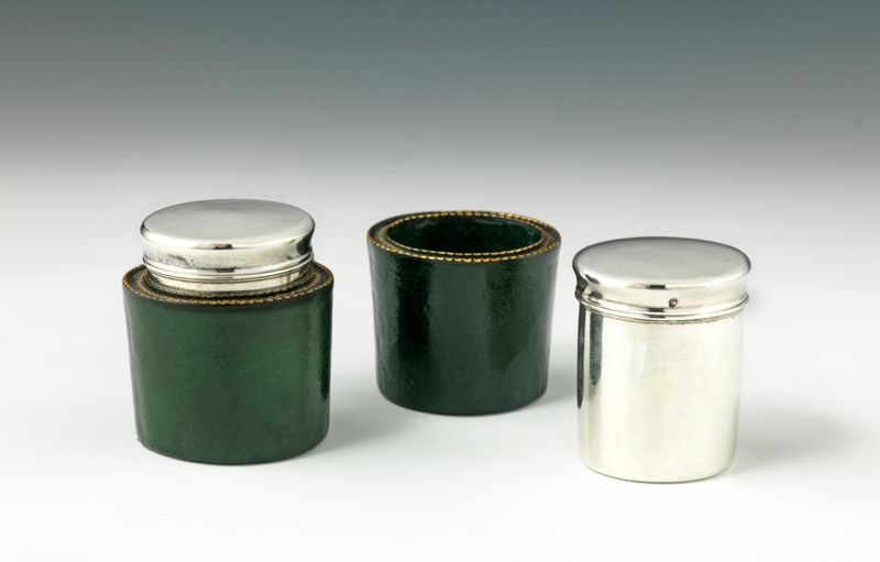 Null A pair of silver ointment boxes. Paris 1785 Master Goldsmith : Claude-Isaac&hellip;