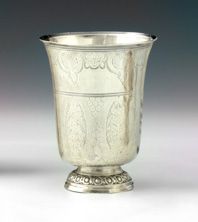 Null 银色的郁金香杯。巴黎1798 - 1809年。 碗的下部刻有苋菜花，上部的螺纹颈下刻有贝壳和玫瑰花交替出现。它安放在一个饰有椭圆形的基座上。金史密斯:&hellip;