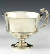 Null 带手柄的银杯。巴黎，1809-1819。它站在一个带有珍珠楣的基座上，手柄末端是一个奇妙的动物头像。 高度：10.5厘米10.5厘米 重量：16克。