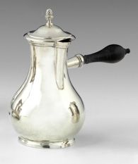 Null 银色栏杆咖啡壶。巴黎 1819-1838年 它站在一个小的模制的脚上。盖子由一个盖子延伸，它的顶部是一个松果形的握把。车削的木质侧把手。高度：17厘米&hellip;