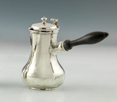 Null 小的银色栏杆咖啡壶。 巴黎1787-1788年 金匠大师：勒内-皮埃尔-费里耶，1775年获得。 银色的，放在一个小脚上。弯曲的盖子上有铰链和一个滚动&hellip;