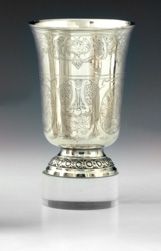 Null 银色的郁金香杯。1798-1809年，它被放在一个基座上，基座上有一个由橄榄和交错组成的中楣。器身分两层，由双层圆角隔开，在部分羊脂玉的背景上刻有花纹&hellip;