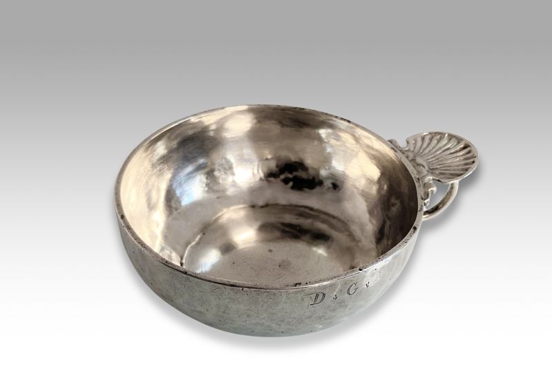 Null 银质酒杯。坎佩尔（Quimper），约1694年 金匠大师：让-吉列姆（Jean Guillerm） 普通杯上刻有首字母DG。贝壳形状的拇指托放在一个&hellip;