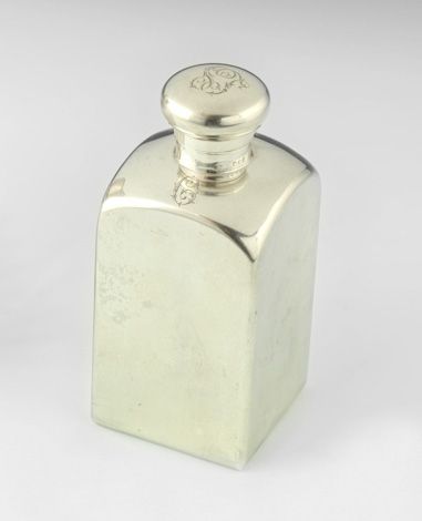 Null 银色的方形烧瓶。伦敦 1905-1906 纯银材质，圆顶帽上有铆钉和铰链。它的肩部刻有首字母C，塞子上有一个字母。高度：14.5厘米14.5厘米 重量&hellip;