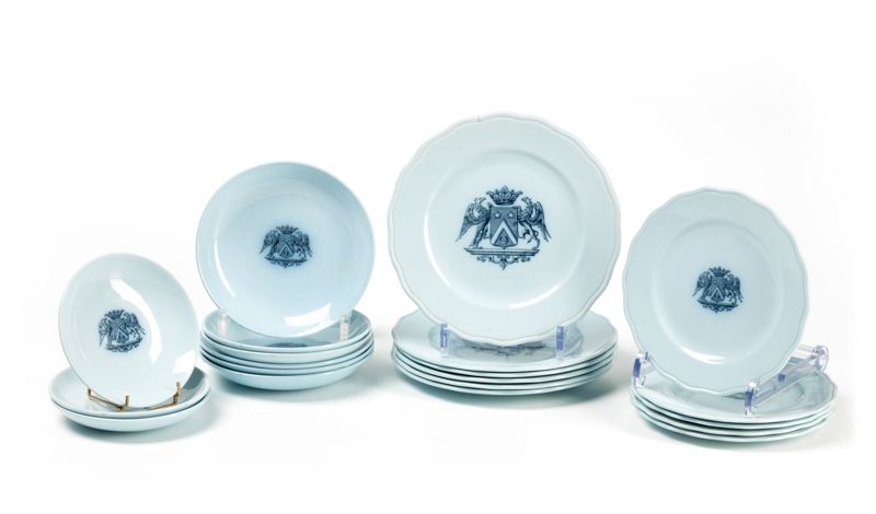 Null CAULDON.精美的蓝底陶器服务，英格兰，19世纪。 边缘有轮廓的盘子，圆形的盘子。底部装饰有带狮鹫支撑的纹章，上面有一个侯爵皇冠。标记为CAULD&hellip;