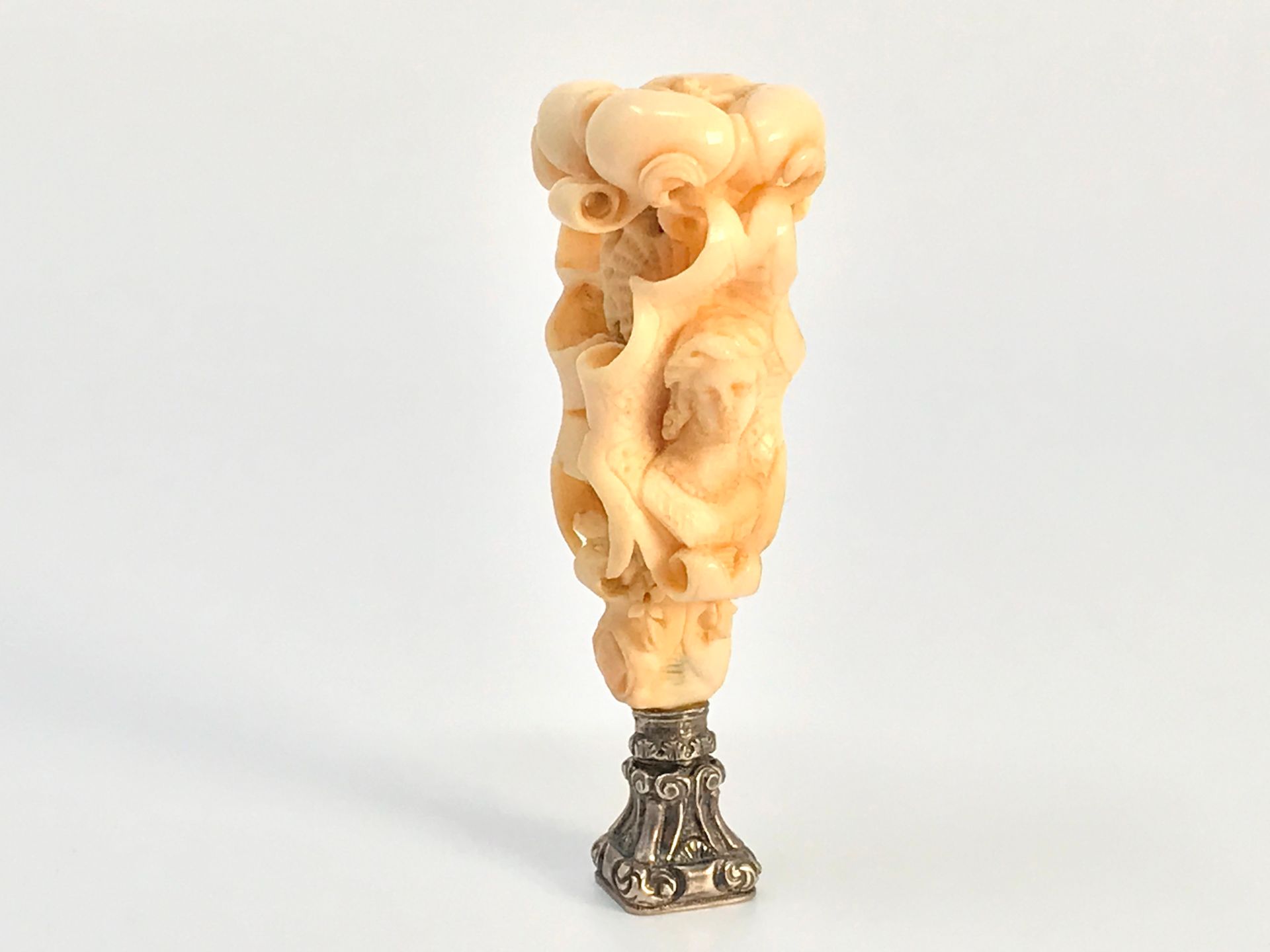 Null Cachet en ivoire sculpté, de style maniériste. Décor de bustes féminins ins&hellip;