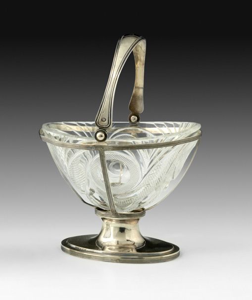 Null 银色的篮子。比利时 1831-1868 细致的安装，带有网状的模子，它放在一个模子的基座上，上面有一个移动的把手。玻璃内壁切割有卷轴、钻石点和底部的马&hellip;