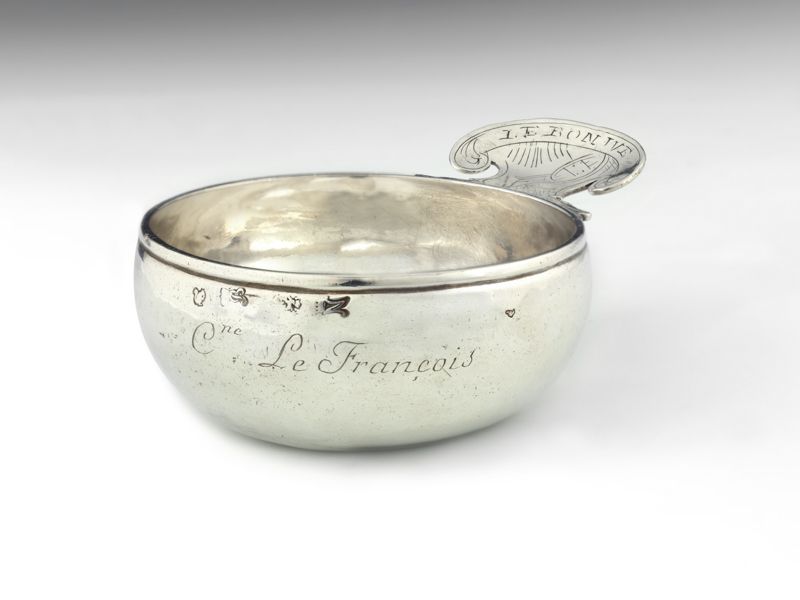 Null 银质酒杯。鲁昂 1749年 金匠大师：归功于让-雷内-鲁塞尔，1731年收到。 肿胀的形状，拇指搁置在一个环形物上切割。拇指托上刻有 "Le bon &hellip;