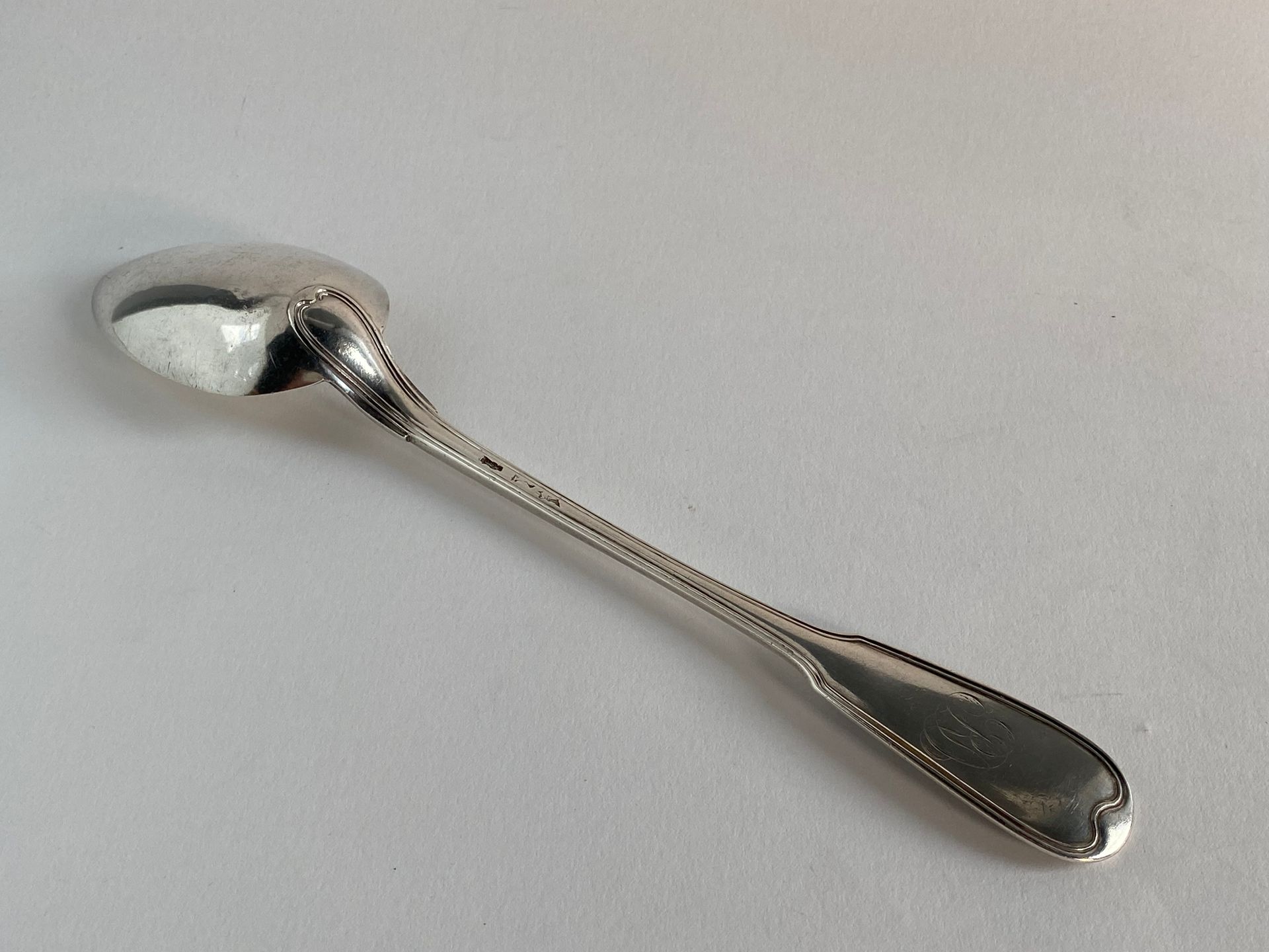 Null 银色的炖汤匙。巴黎1776-1777年 金匠大师：Claude-Auguste Aubry，1758年获得。 铲子上刻有一个字母。长度：31.5厘米 &hellip;